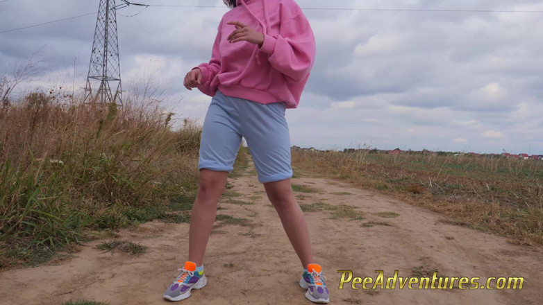 Pee Adventures: Membasahi pakaiannya untuk berjoging