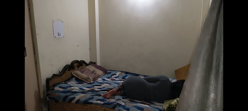 UnitedCourse31: Dziś znalazłem moją przyrodnią siostrę sam w pokoju i umieściłem...