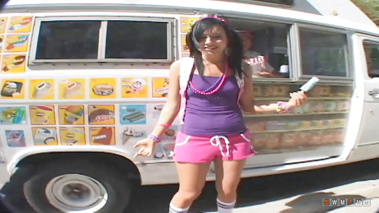 WWMAMM: Юная брюнетка сделает все для попсикула