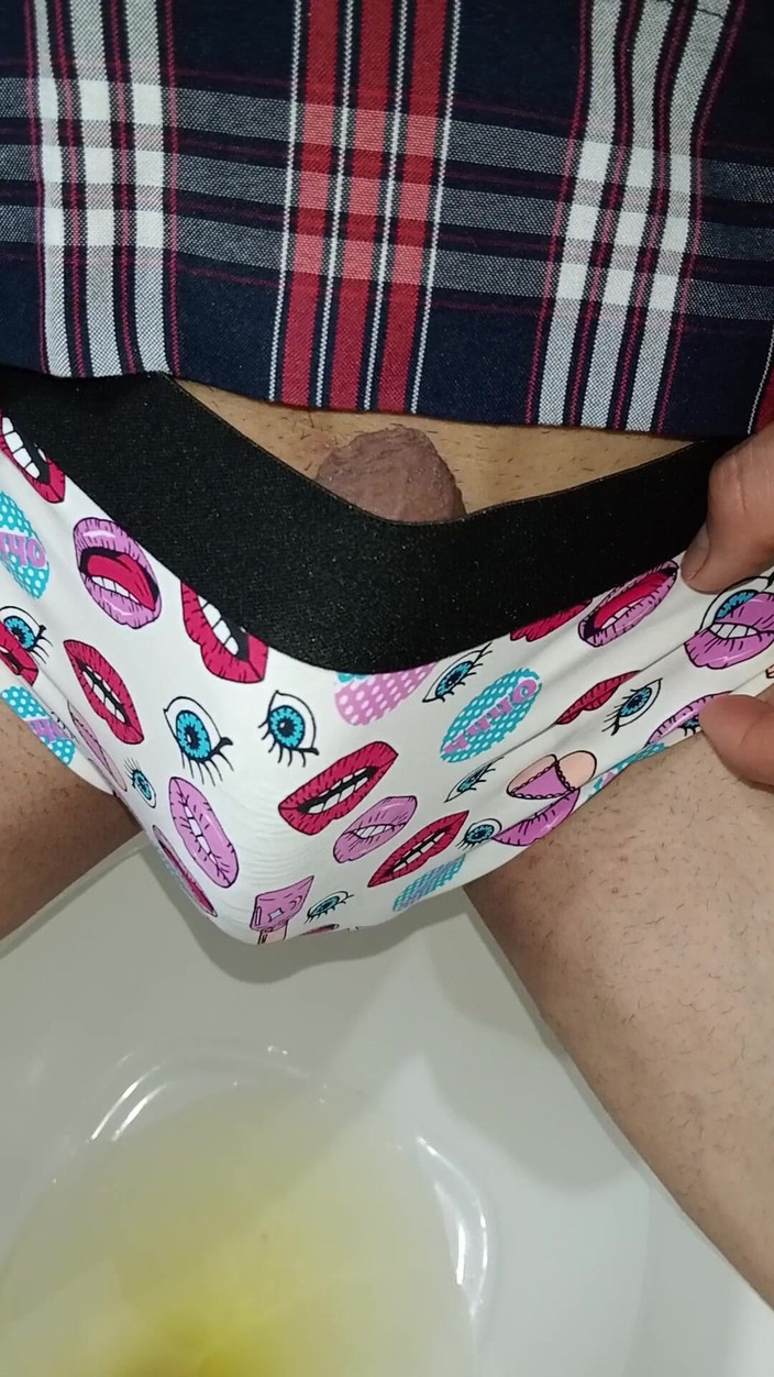 Rey rey: 顺从的变性女大学生18+，巨大的大鸡巴和venoza，我在裙子下自慰，肮脏的婊子，顺从的，大学