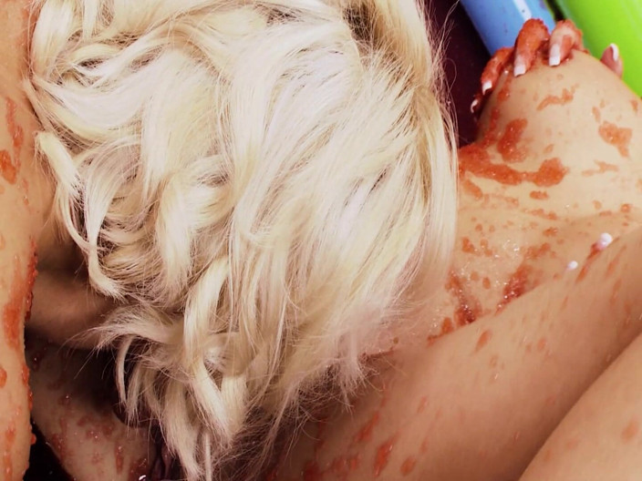 DARVASEX: Scène de chattes dans la piscine 3 deux lesbiennes blondes minces...