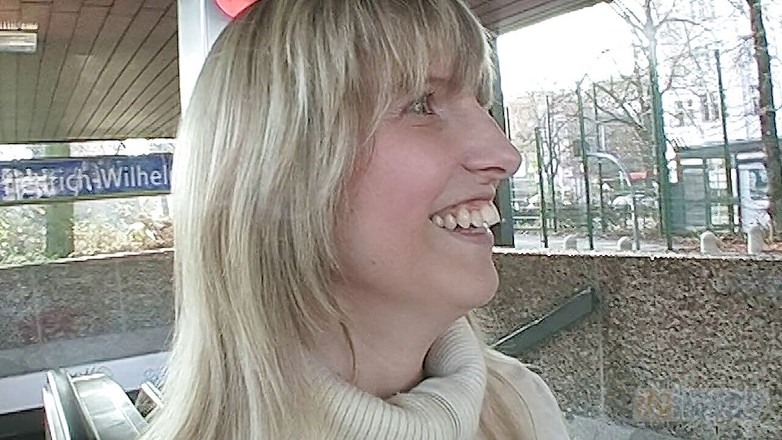 Sextermedia by Pete: Blonda amatoare perversă Sandra futută anal