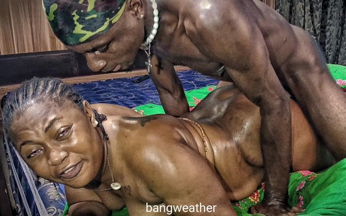 Bangweather: 我是如何被我的士兵继兄弟操的