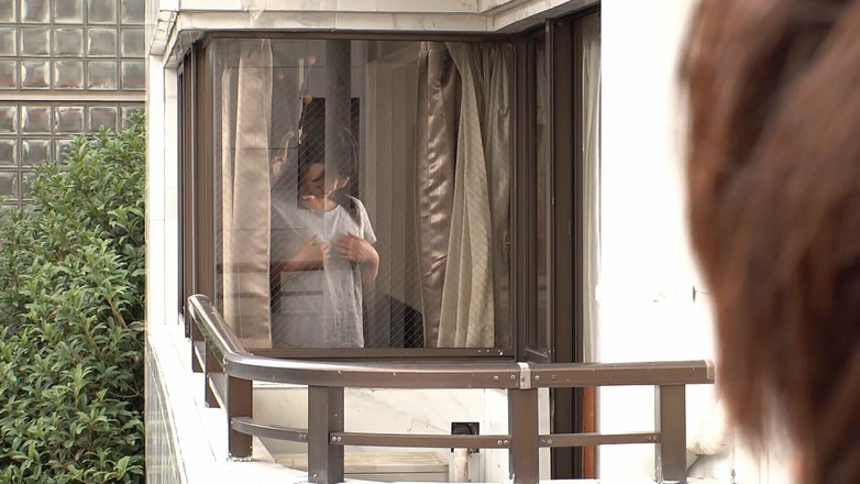 DOC channel: Bij de schoonheden met grote borsten in de kamer aan...