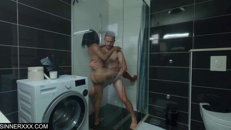 Sinners World: de ducha interracial - intenso sexo apasionado con Kiki Minaj