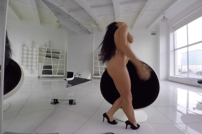 StasyQVR: Fitte tätowierte brünette sexy striptease