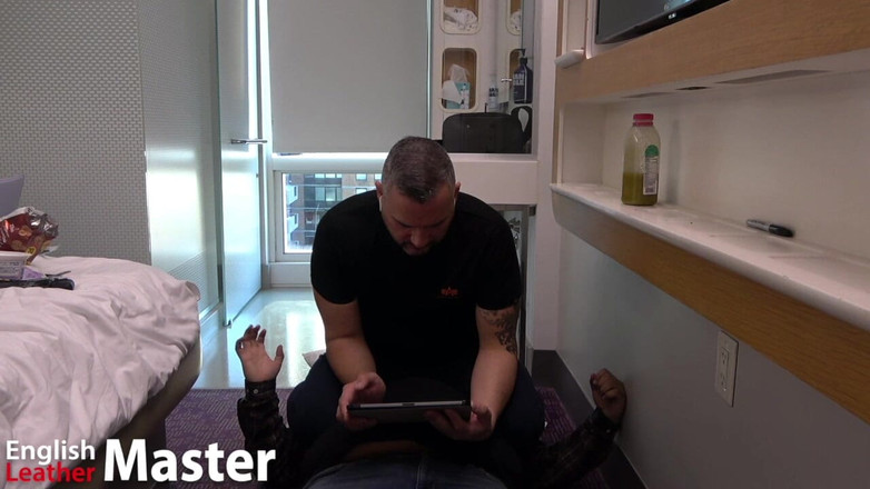 EnglishLeathermaster: Sentando en la cara y pedos