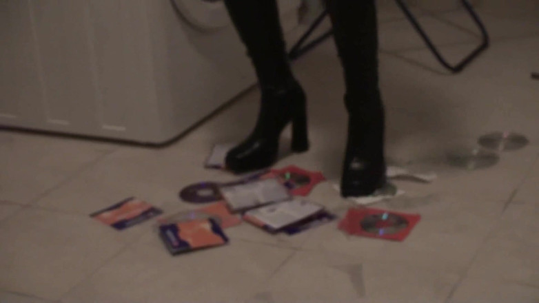 Foot Girls: Crushing blonde making a mess with her high heels