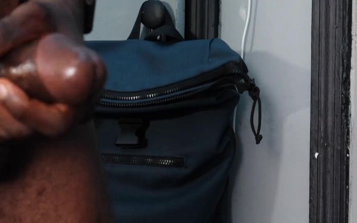 Big black cock BBCee: Tarde de trabajo acariciando mi gran polla negra