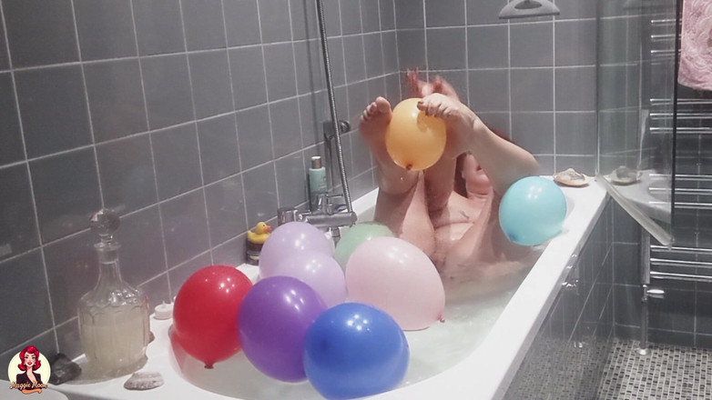 Maggie Moon: Fare il bagno e giocare con i palloncini