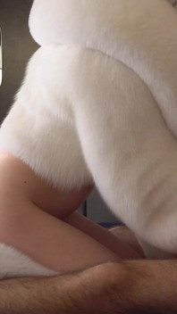 Kitty nhập vai trong áo ngực lông trắng, phích cắm hậu môn đuôi cáo, áo khoác lông trắng! Lượng tinh khổng lồ trên mặt!