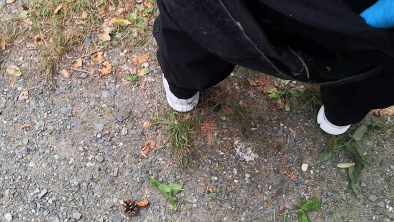 Bouncy Tits Action: Punishment Walk - rellenando su sujetador y bragas en el bosque