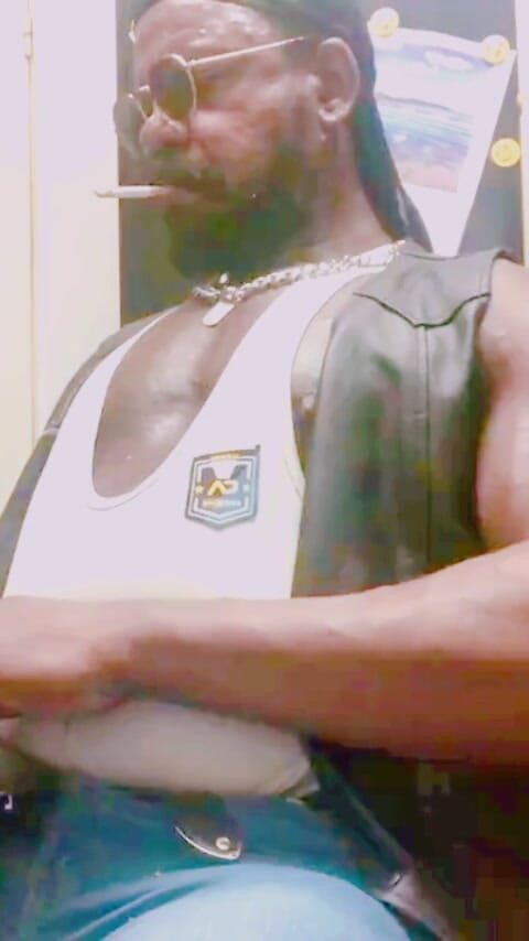 Black smoking muscle stepdad: 肌肉壮男皮革牛仔靴吸烟独奏 titpig