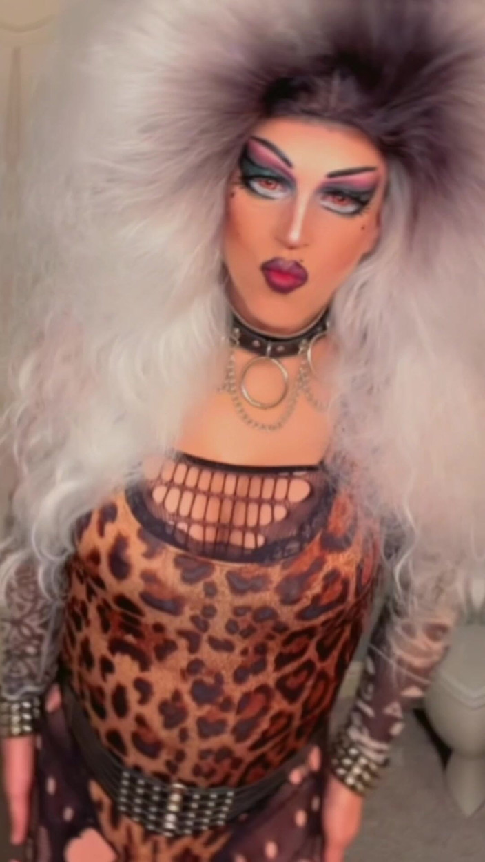 Shelly Robertss: 남자 방에서 흡연