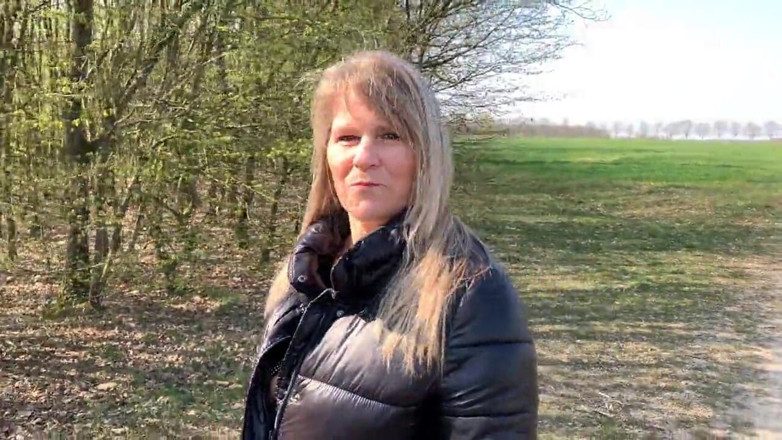 SweetSusi: Pissed While Walking Outside