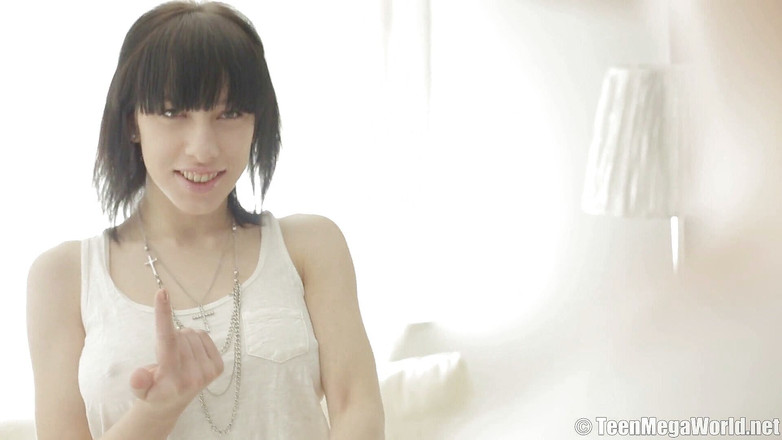 Teen Mega World: Anal för Serena