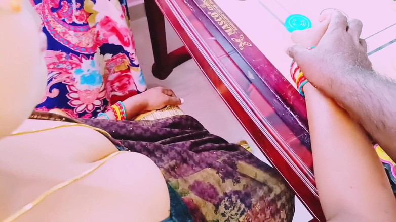 Telugu honey lips: Použila lekci Carrom jako výmluvu, aby nalákala svého švagra do tajného...