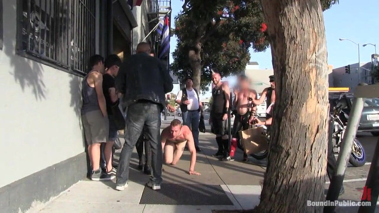 Bound in public: Cody Allen - Goală, legată, cu fermoar, umilită în public