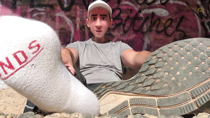 Manlyfoot: Nevlastní otec Gay - pod mostem - nemáš být tady, to je...