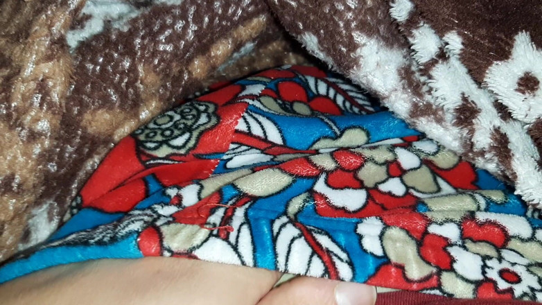 Lesbian-illusion: 義理の妹が私の足をマッサージし、私は彼女からの毛布の下でこっそりオナニーします-レズビアンイリュージョン