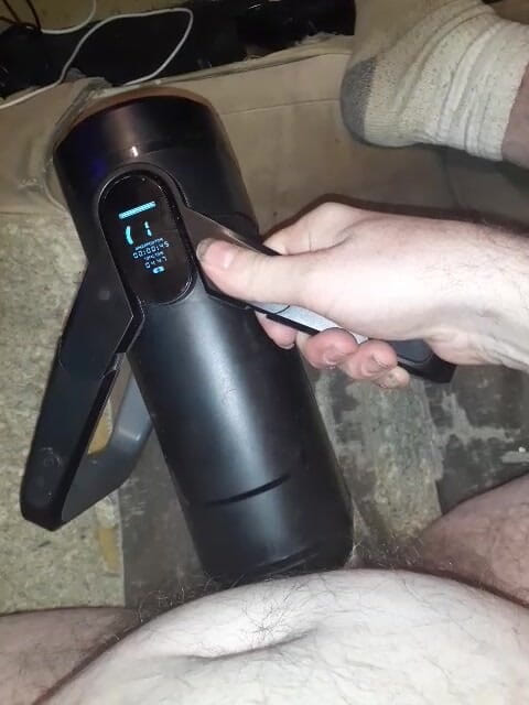 Au79: 장난감과 채팅 봇으로 자위