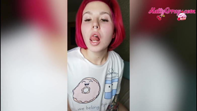 Katty Grray: Slyna med rött hår med rumpa i röpan leker med...