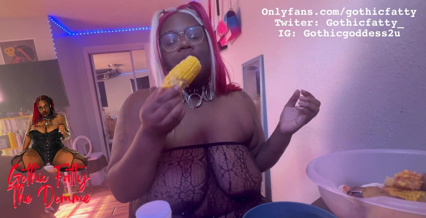 Gothic Goddess: Bella donna ebano si riempie la faccia mentre è in topless