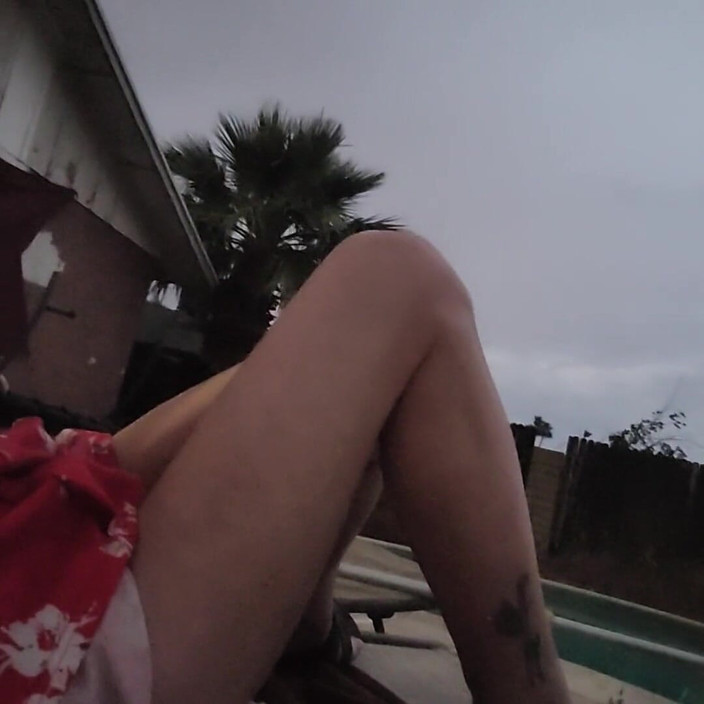 EliteLadyS: MILF venku šuká její kundičku