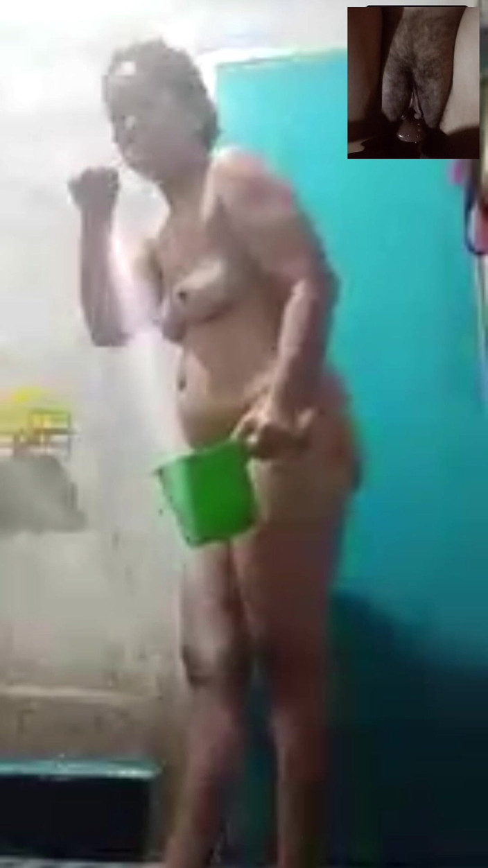 rajahutan44: Een mooie naakte die een douche neemt, maakt me erg...