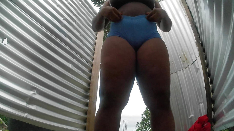 AndreaBellotiStar: Plajda soyunma kabininde bronzlaşmış kız