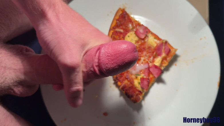 Horneyboy98: Twink spryskuje jego pizzę