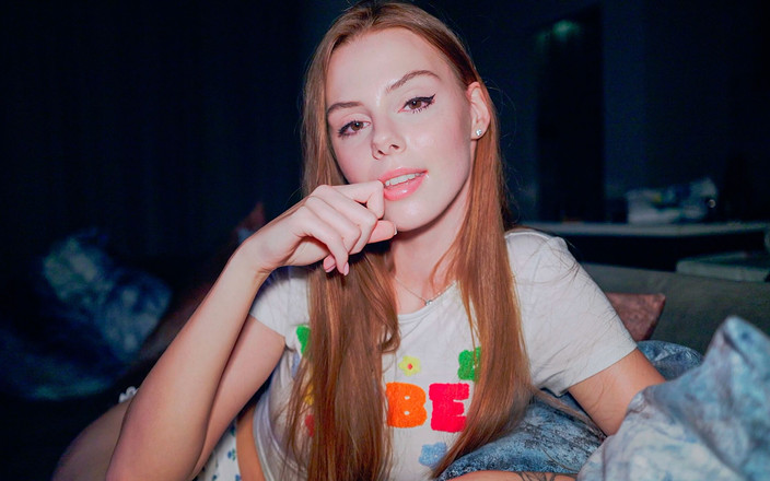 Arina Fox: Hermanastro encontró mi video casero - ahora soy su puta personal...