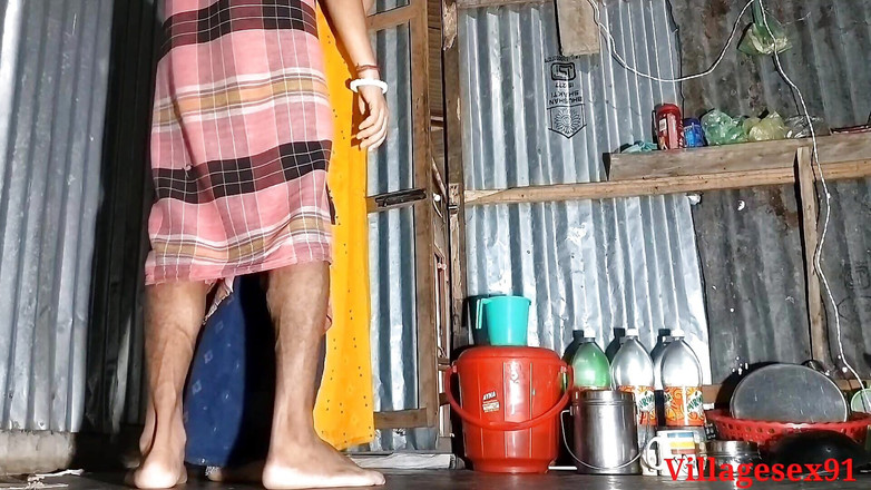 Villagesex91: どうやって女性が黄色いチュリダーを見せびらかし、後背位で私とセックスできるの?