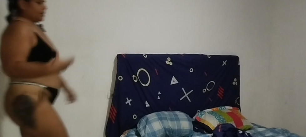 Adribella69: वह अपने नए अधोवस्त्र के साथ अपने पति के दोस्त को बहकाती है