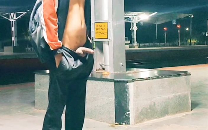 Tani: 러시아 보지를 핥는 인도 남성