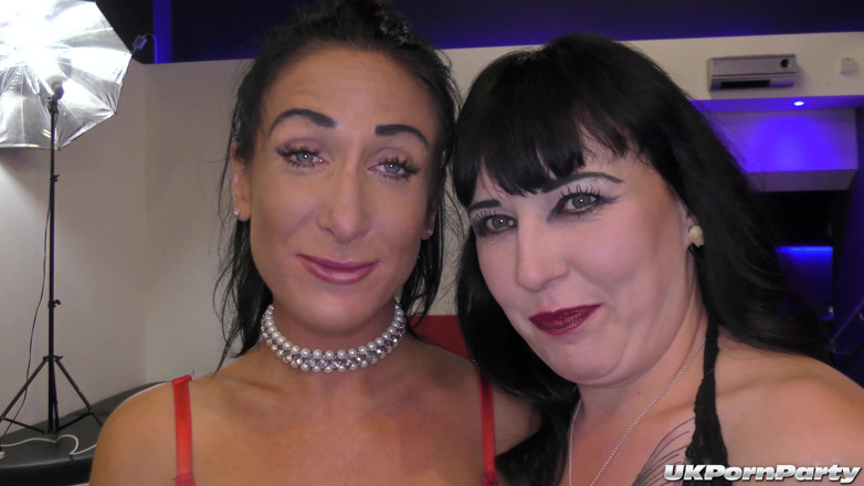 Gangbang team: Sexy milfs Ella Bella y sexy Cleo disfrutan de una...