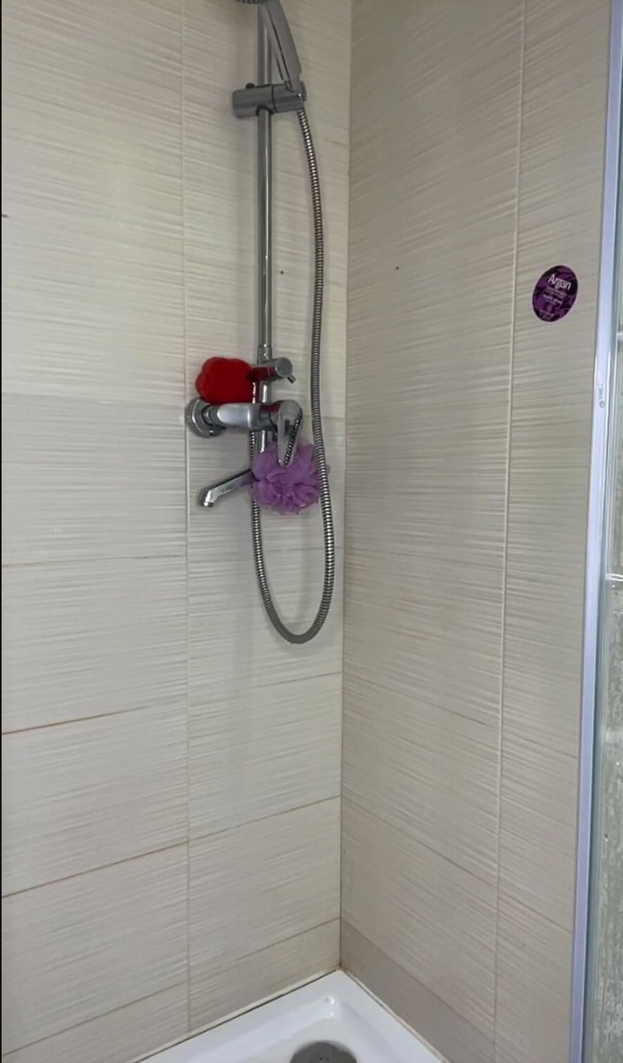 JuiceLussie: Amatérská dívka tak tvrdě šuká do análu ve sprše