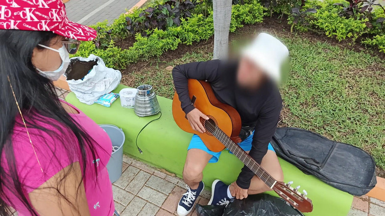 NEGRITA SEXY: 나는 게으른 남자를 내 집에 데려갔고, 그에게 샤워를 제안한 다음 자지에게 큰 오럴을 주었다.