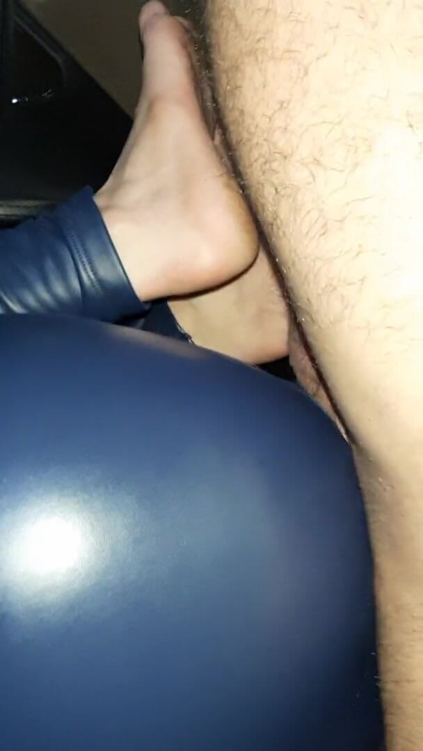 Shiny leather assfuck: Un cul brillant se fait baiser dans un pantalon en...