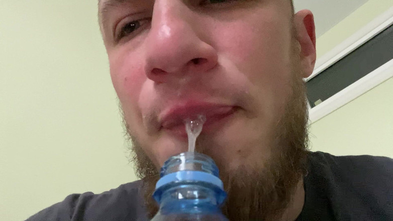 Hunky time: Alpha umple o sticla cu saliva lui ()