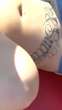 Tetovaná MILF děvka má gangbang s Hordou ptáků - koupá se v tryskající náloži mrdky