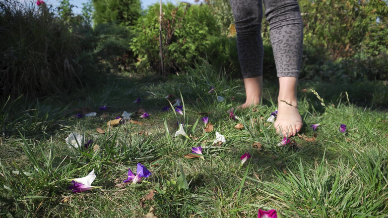 Teasecombo 4K: Menghancurkan Bunga DiEntot Di Rumput