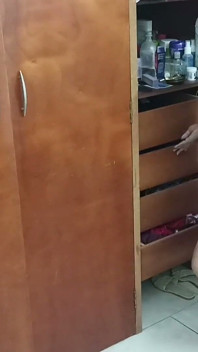 Vracím se z posilovny a můj nevlastní bratr mě překvapí zezadu svým penisem tvrdým jako skála