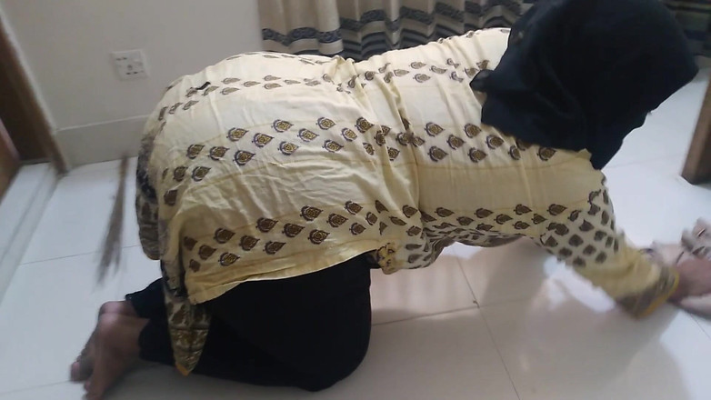 Aria Mia: 私の継母はベッドの下で立ち往生し、私は彼女を快適にファックしました-そして私は後ろに何かを与えます