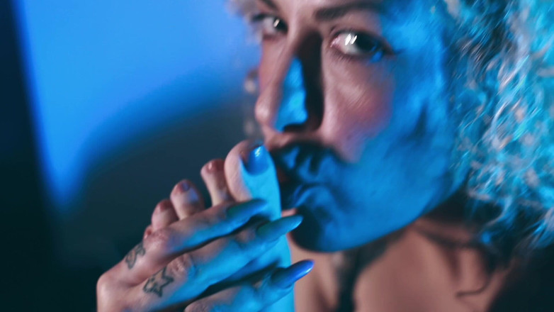 MariLou Moreira: Sărind pe un vibrator uriaș unicorn