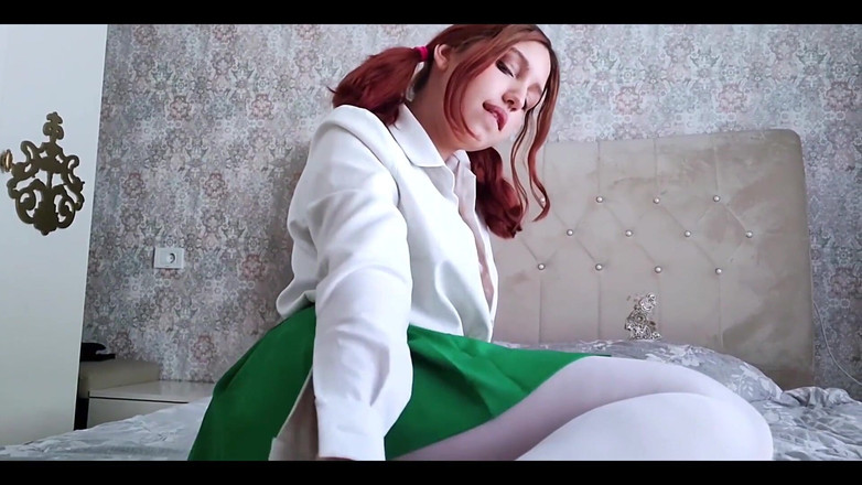 Mila Daisy: 18letá studentka v punčochách stříká prstění zadku, zatímco nikdo je...