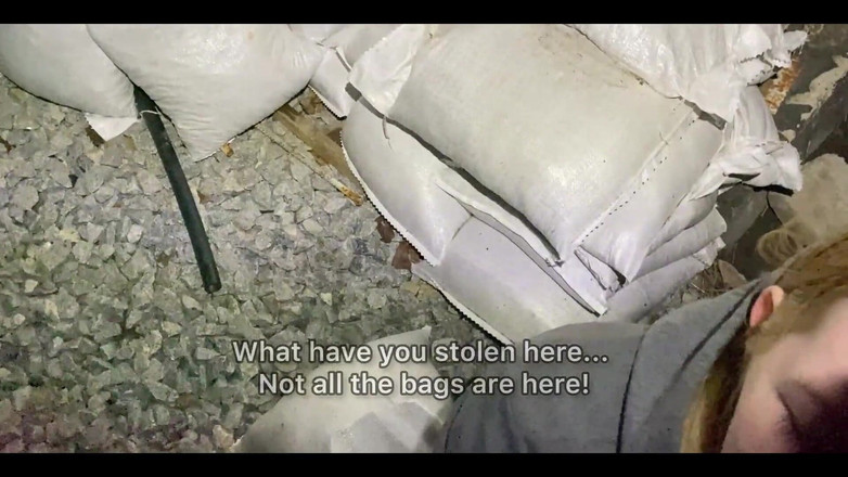 SweetAndFlow: 거리에서 보지 따먹히는 빨간 머리 도둑을 붙잡고 그녀를 처벌하는 경비원