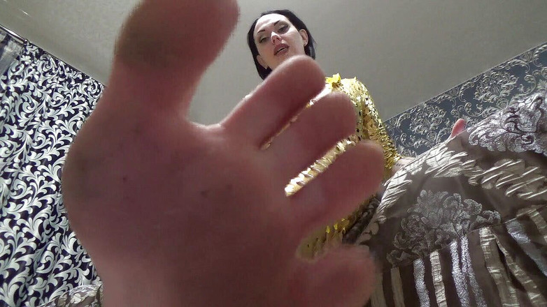 Goddess Misha Goldy: 私はあなたを私の完璧なフットクリーナーにします