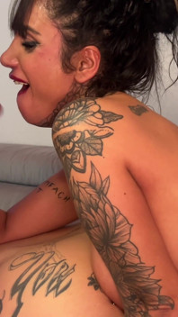 Getatoeëerde milfs in een pervers trio met één gelukkige man