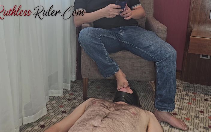 Ruthless ruler - maledom: Sabah ayakları ve tükürük yalayıcı erkek sürtük
